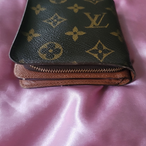 LV Wallet (AUTHENTIC) - Picture 3 of 16